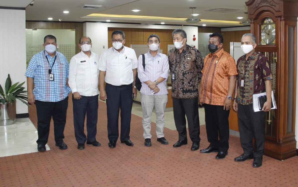 Ketua Tim Daerah Pemilihan (Dapil) II Medan Tuahman Purba bersama Anggota Dapil II Kuat Surbakti, Benny Harianto Sihotang dan Meryl Rouli Saragih, didampingi Kadis Kominfo Sumut Irman Oemar melakukan Kunker Ke Kantor Dinas Kesehatan Sumut di Jalan Prof HM Yamin SH, Medan, Rabu (9/6).