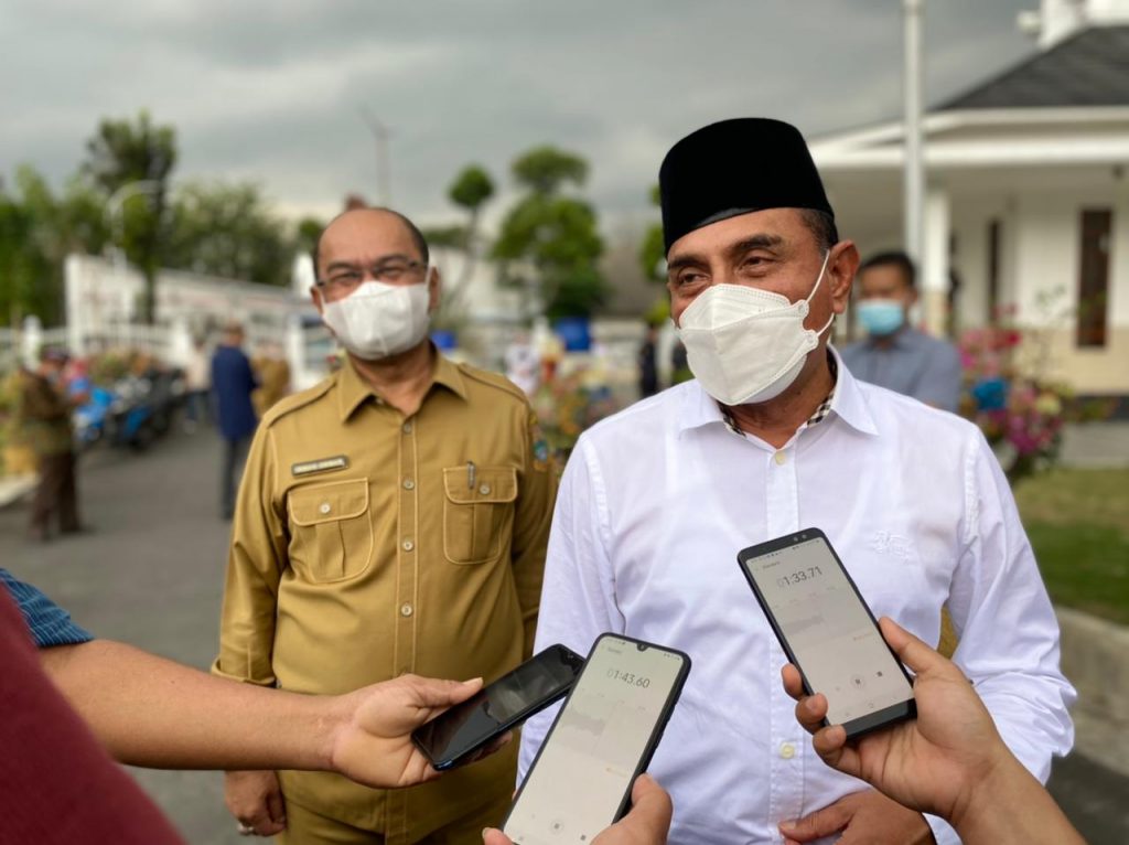 Gubernur Sumut Edy Rahmayadi didampingi Kepala Dinas Kominfo Sumut Irman Oemar, yang juga Koordinator Bidang Data dan Informasi Satgas Penanganan Covid-19 Sumut, menjawab pertanyaan wartawan, baru-baru ini, di Aula Tengku Rizal Nurdin, Rumah Dinas Gubernur, Jalan Sudirman Nomor 41, Medan.