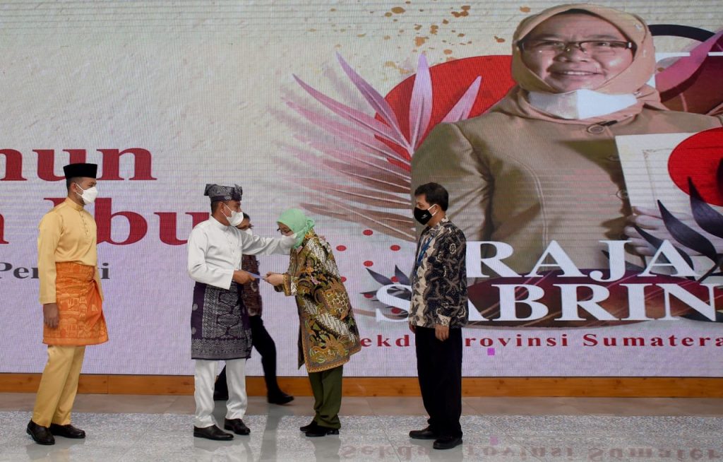 Gubernur Sumatera Utara Edy Rahmayadi didampingi  Wakil Gubernur  Musa Rajekshah menyerahkan Tabungan dan Asuransi Pegawai Negeri (TASPEN), pada acara Pelepasan Dr. Ir. Hj. R. Sabrina, M.Si yang memasuki masa Purnabakti sebagai Sekretaris Daerah Provinsi Sumatera Utara, di Aula Tengku Rizal Nurdin, Jalan Sudirman 41, Medan, Selasa (01/06).