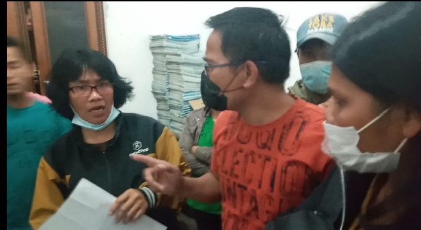 Pimpinan Cabang Yayasan Sari Asih Nusantara,  Nurhati Sinaga (jaket hitam kombinasi coklat) mencoba memberi penjelasan dan penundaan pembayaran kepada nasabah yang  menuntut pengembalian uang, Senin (28/6/2021).