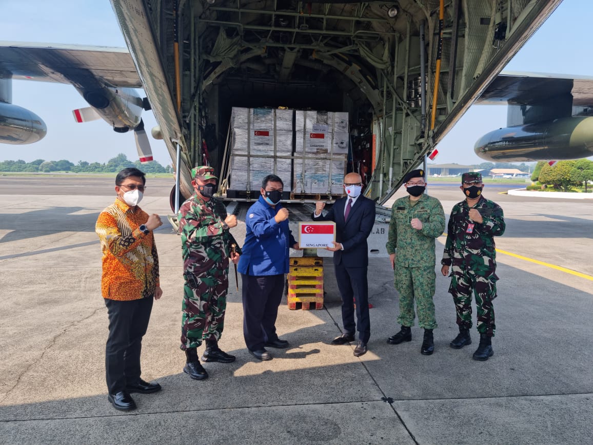 Bantuan ventilator dan oksigen dari Singapura tiba di Indonesia, Jumat (09/07/2021). (Foto: Humas Kemenkes)