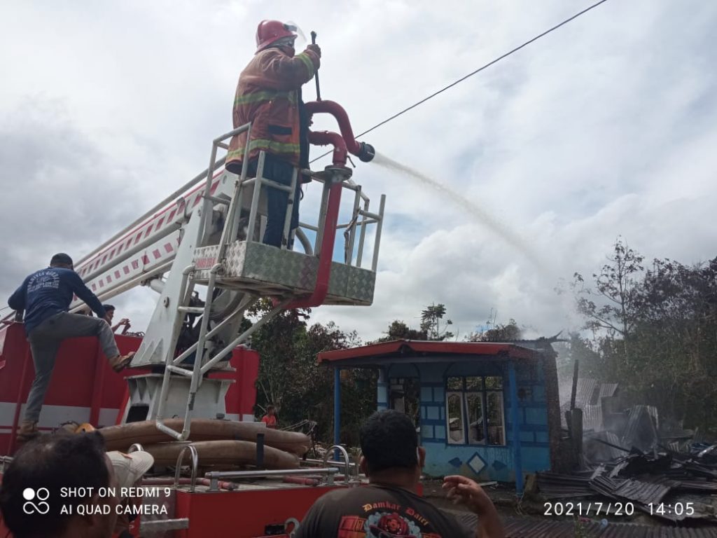 Petugas Damkar berusaha menjinakkan sijago merah yang menghanguskan dua unit hunian di Desa Sileu-Leu Parsaoran Kecamatan Sumbul Kabupaten Dairi, Selasa (20/7/2021) (Istimewa).