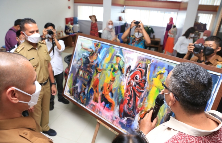 Wakil Gubernur (Wagub) Sumatera Utara (Sumut) Musa Rajekshah, saat menerima lukisan hasil karya seni Pelukis Cecep Priyono dan kawan-kawan, di Gedung Pameran UPT Pusat Layanan Usaha Terpadu  (PLUT) Dinas Koperasi dan UKM Sumut, Jalan Gatot Subroto Medan, Senin (5/7).