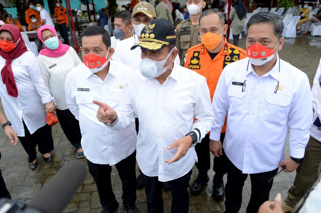 Gubernur Sumatera Utara (Sumut) Edy Rahmayadi meninjau pelaksanaan vaksinasi massal di Kecamatan Medan Johor, yang diselenggarakan oleh Pemerintah Provinsi Sumut di Sekolah Yayasan Almanar, Jalan Karya Bakti, Rabu (18/8/2021).