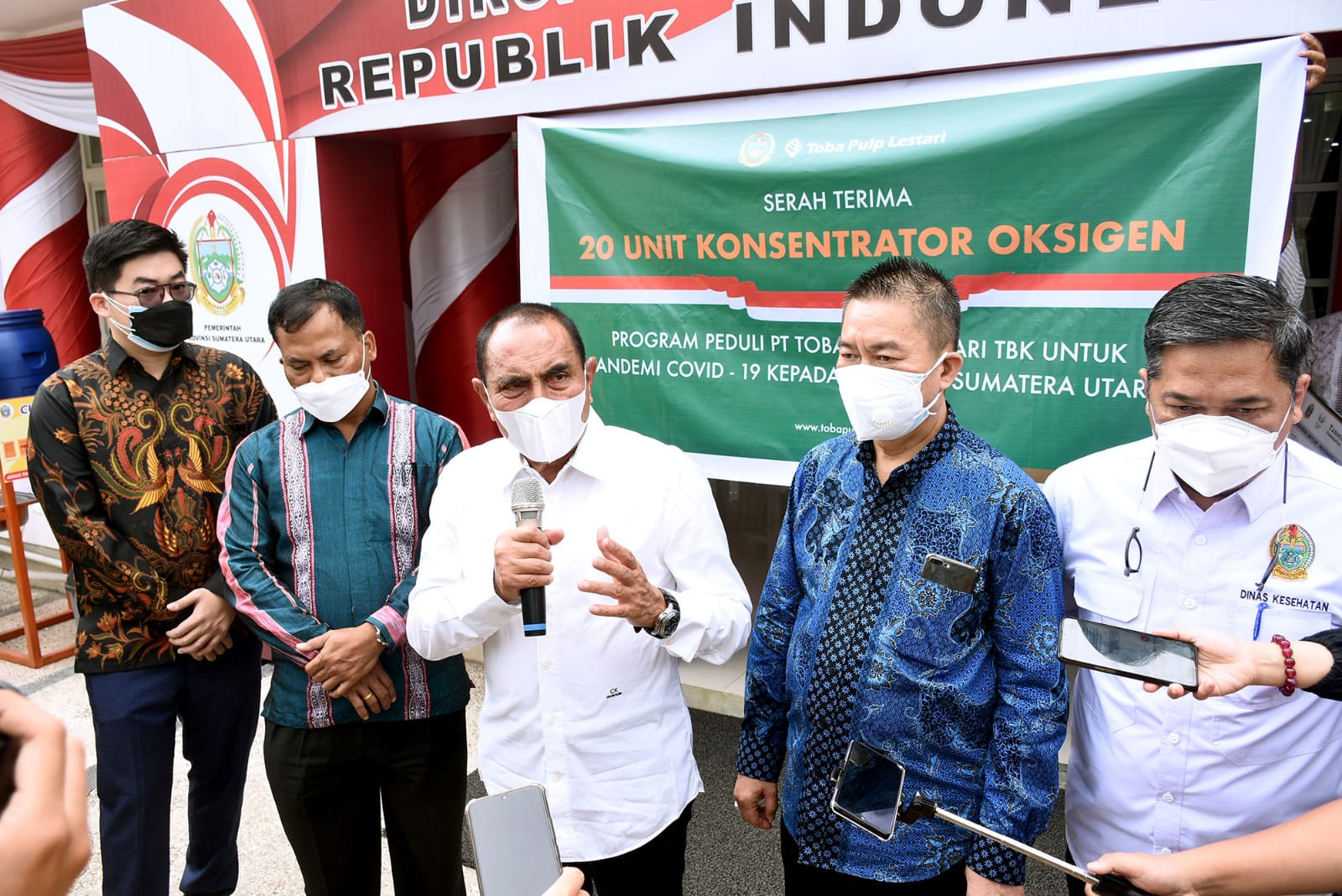 Gubernur Sumut Edy Rahmayadi menerima bantuan Konsentrator Oksigen dari Tanoto Foundation di Rumah Dinas Gubernur Sumut, Jalan Sudirman No. 41 Medan, Jum'at (27/8/2021).