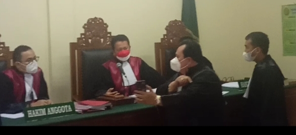 Minola Sebayang SH,MH Penasehat Hukum Okor Ginting saat menunjukan Bukti Vidio kepada Majelis Hakim