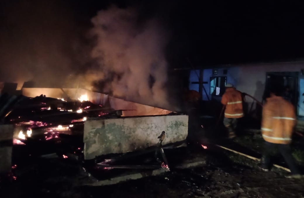 Tiga unit rumah tinggal beserta harta benda didalamnya musnah terbakar di Dusun 4 Desa Gomit Kecamatan Siempat Nempu Kabupaten Dairi, sekira pukul 23.55 Wib, Minggu (29/8/2021).(istimewa)