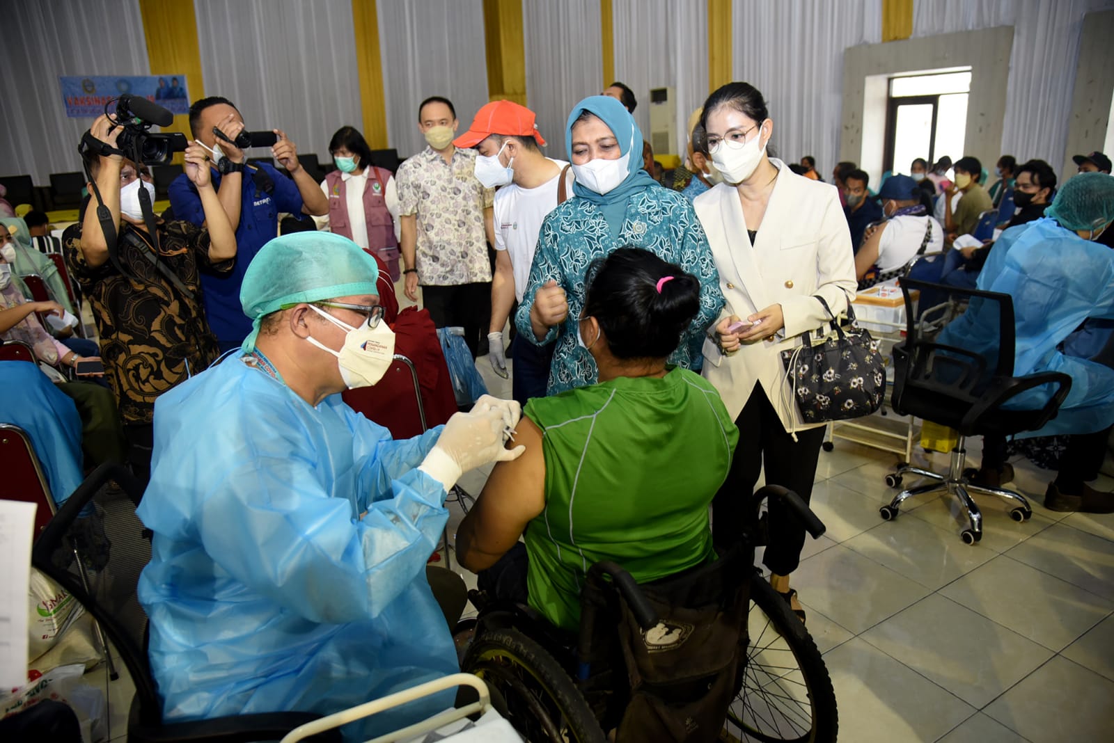 Ketua TP-PKK Provinsi Sumatera Utara Nawal Lubis menyaksikan vaksinasi Covid-19 bagi penyandang disabilitas di Aula Pekan Raya Sumatera Utara (PRSU), Jalan Gatot Subroto Medan, Jum'at (03/09).
