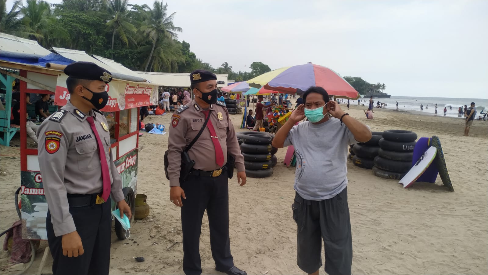 Ditpamobvit Polda Banten Patroli Beri Imbauan Prokes di Pantai Carita