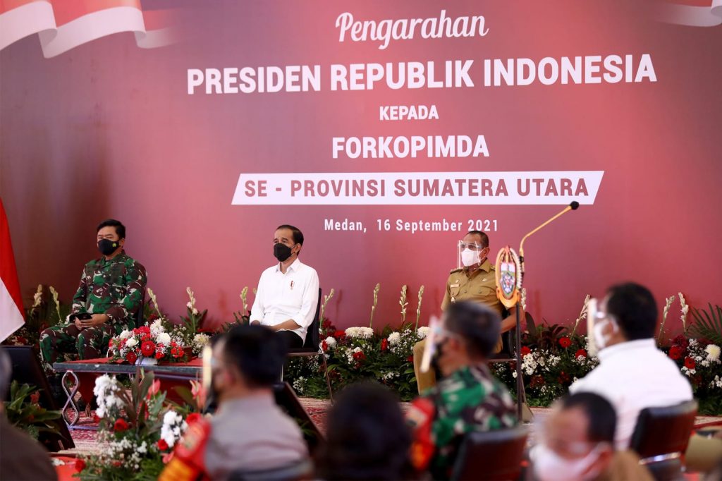 Presiden RI Jokowi memberikan pengarahan kepada Forkopimda se-Sumut di Aula Tengku Rizal Nurdin, Jalan Jenderal Sudirman Nomor 41, Medan, Kamis (16/9).  Hadir Gubernur Sumut Edy Rahmayadi dan Wakil Gubernur Sumut Musa Rajekshah.