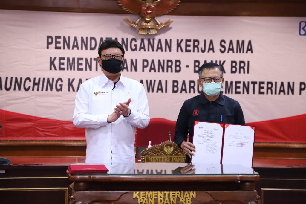 Menteri PANRB Tjahjo Kumolo menandatangani Nota Kesepahaman dan perjanjian kerja sama dengan PT. Bank Rakyat Indonesia (Persero) Tbk, secara daring, Selasa (26/10).