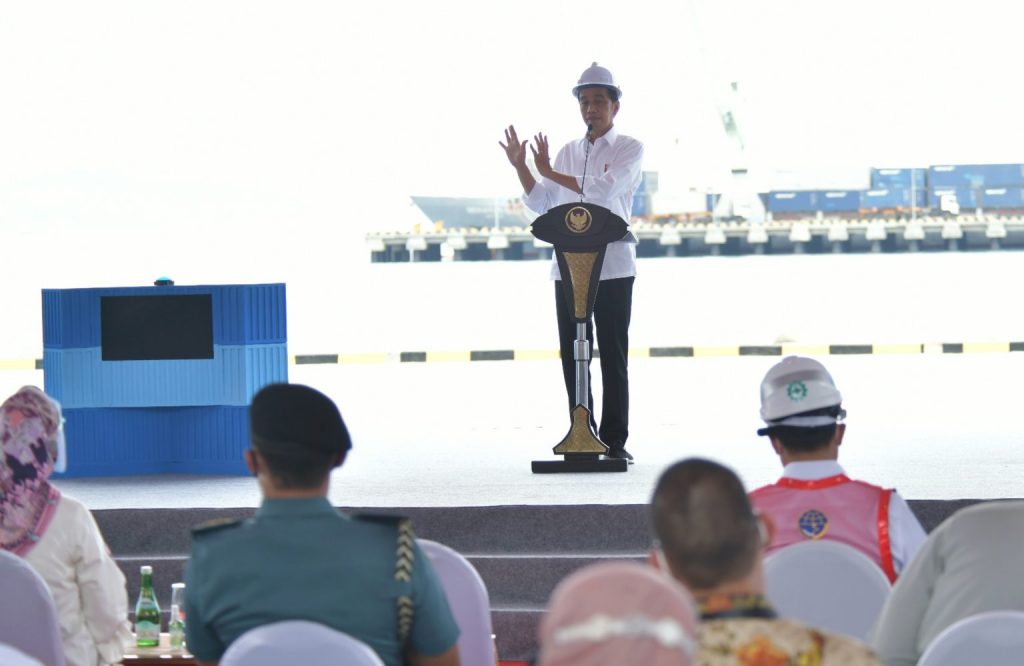 Presiden Jokowi saat memberi sambutan pada Peresmian Penggabungan Pelindo dan Terminal Multipurpose Wae Kelambu Pelabuhan Labuan Bajo, di Kabupaten Manggarai Barat, NTT, Kamis (14/10/2021). (Foto: Humas Setkab/Rahmat)