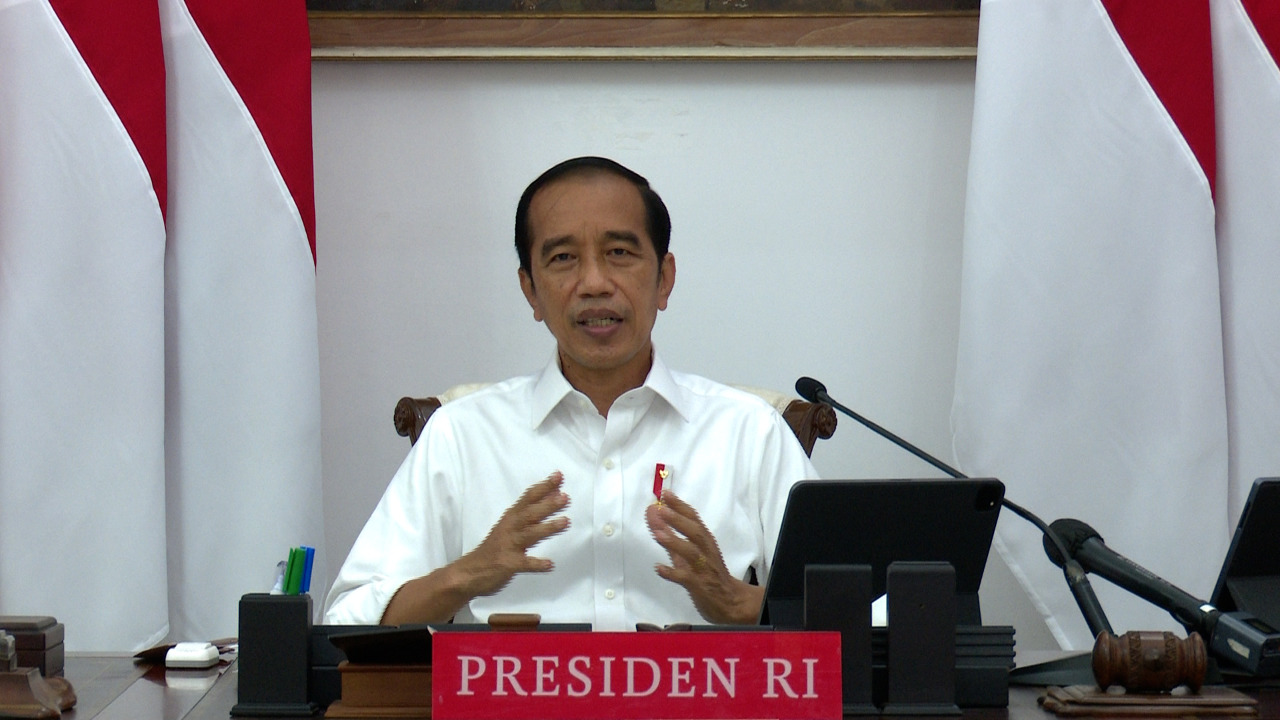 Presiden Joko Widodo saat memberikan pengarahan kepada para kepala daerah se-Indonesia secara virtual di Istana Merdeka, Jakarta, pada Senin, 25 Oktober 2021. Foto: BPMI Setpres
