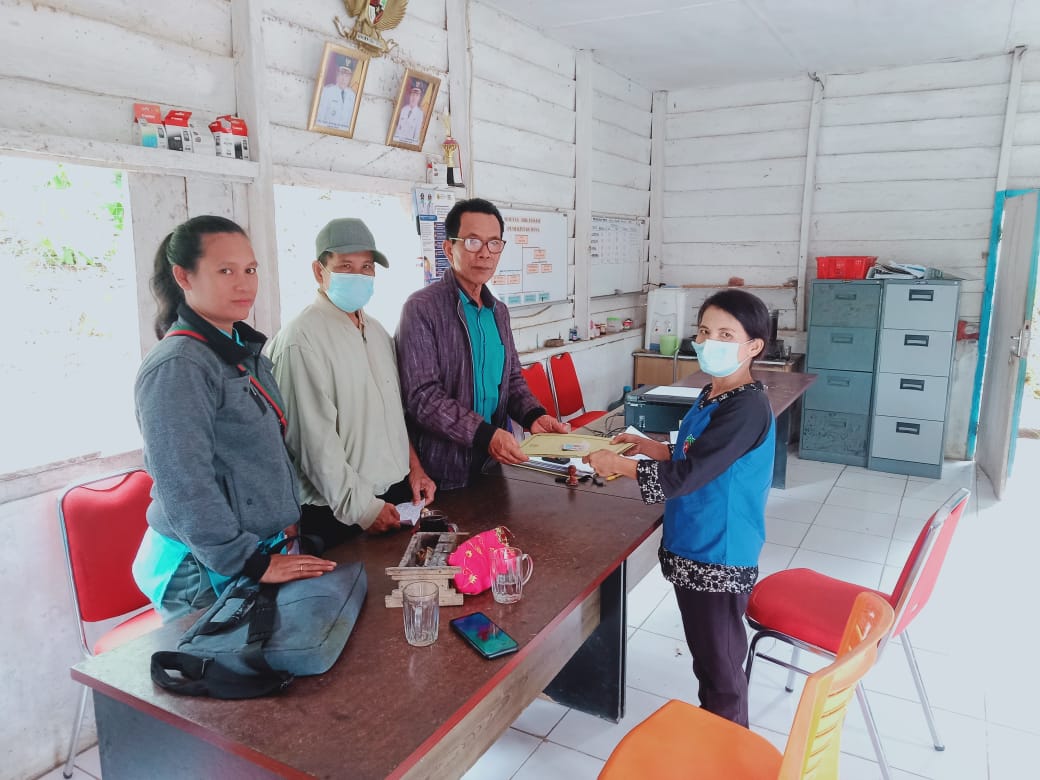 Sarinah Nainggolan menyerahkan berkas pendaftaran kepada P2KD Desa Adian Gupa Kecamatan Siempatnempu Kabupaten Dairi. Dalam helatan itu, Sarinah akan berkontestasi dengan Gindo Sianturi. (Istimewa)