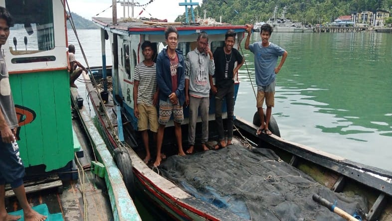 16 ABK yang ditangkap DKP Sumbar ketika menangkap ikan di teluk ilalang kecamatan Batahan Kabupaten Madina provinsi Sumut (Jeffry Barata Lubis).
