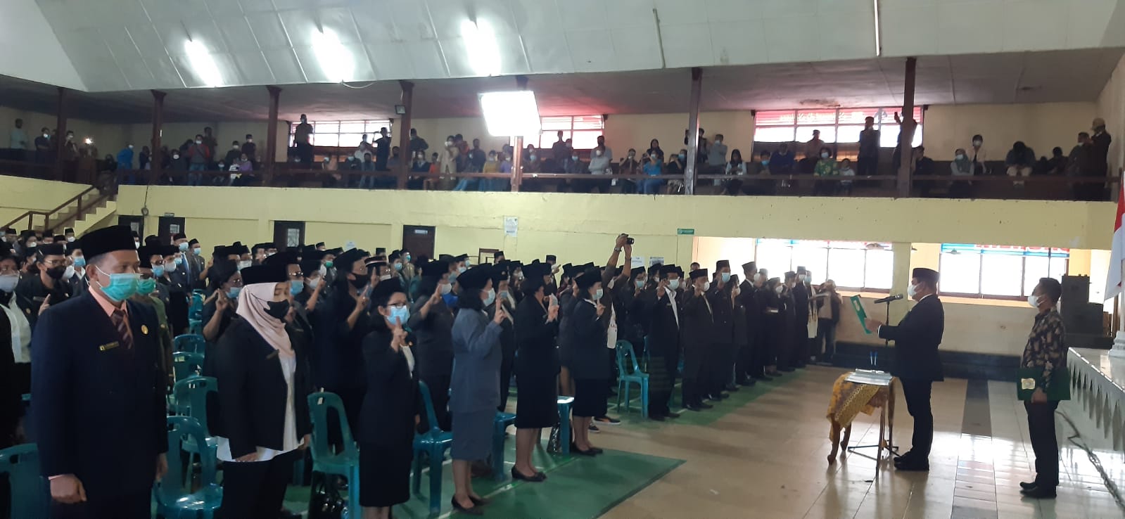 Bupati Dairi, Eddy Keleng Ate Berutu melantik 285 pejabat jajaran Dinas pendidikan, di Gedung Olahraga Sidikalang, Jumat (29/10/2021).