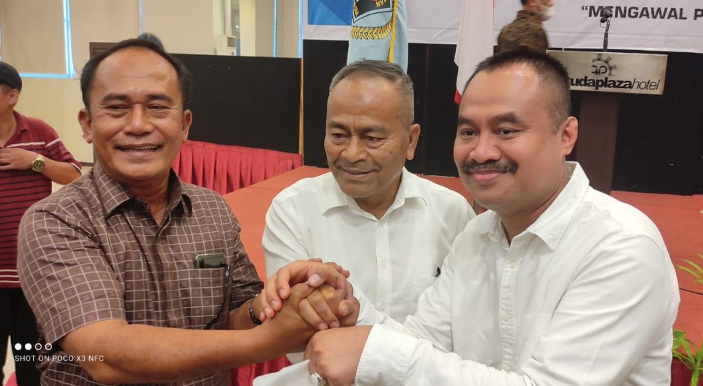 Ketua PWI Pusat Attal Depari Salam Komando bersama Ketua Terpilih PWI Sumut periode 2021-2026 H.Farianda Putra Sinik,SE.