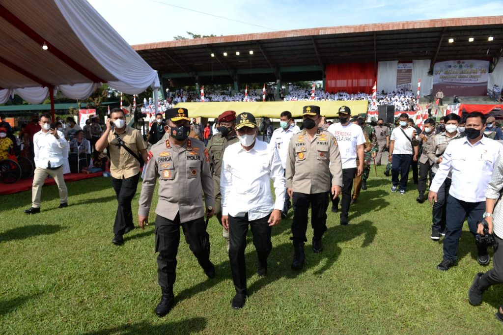 Gubernur Sumatera Utara (Sumut) Edy Rahmayadi bersama Kapolda Sumut Irjen Pol RZ Panca Putra Simanjuntak beserta Forkopimda Sumut meninjau vaksinasi massal yang diselenggarakan oleh Arbituren AKABRI ‘90 di Stadion mini Universitas Sumatera Utara, Padang Bulan, Kota Medan, Selasa (26/10).