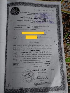 Salinan ijajah SMP swasta Ampera yang dilegalisir Kasek SMP Negeri 3 Siempatnempu Hilir milik salah satu bacalon Kades Lae Haporas. Disebut pas photo tercabut, namun pada kolom pas photo lingkaran cap stempel dan sidik jari masih terlihat.(istimewa)