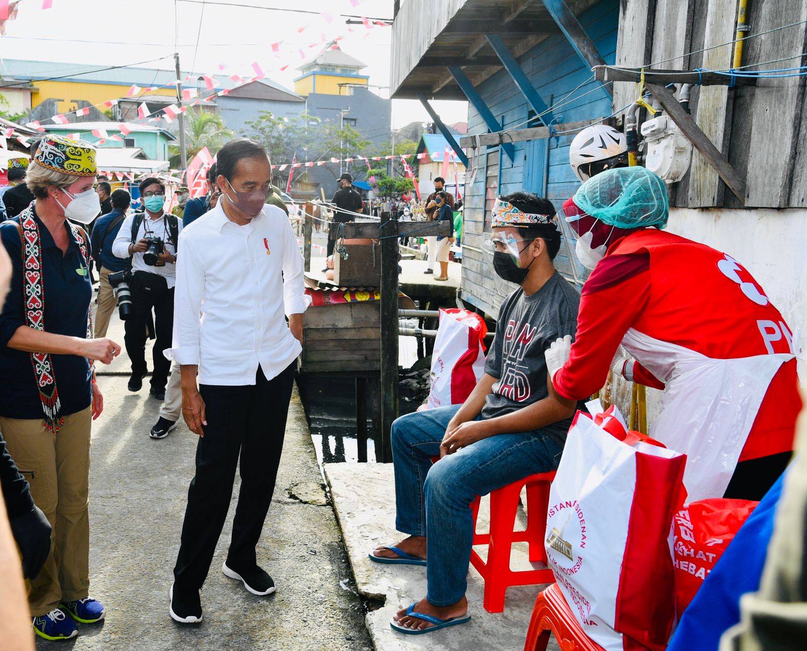 Presiden Joko Widodo meninjau vaksinasi COVID-19 secara pintu ke pintu, di Kelurahan Karang Rejo, Kota Tarakan, Kalimantan Utara, Selasa (19/10/2021). (Foto: BPMI Setpres/Laily Rachev)