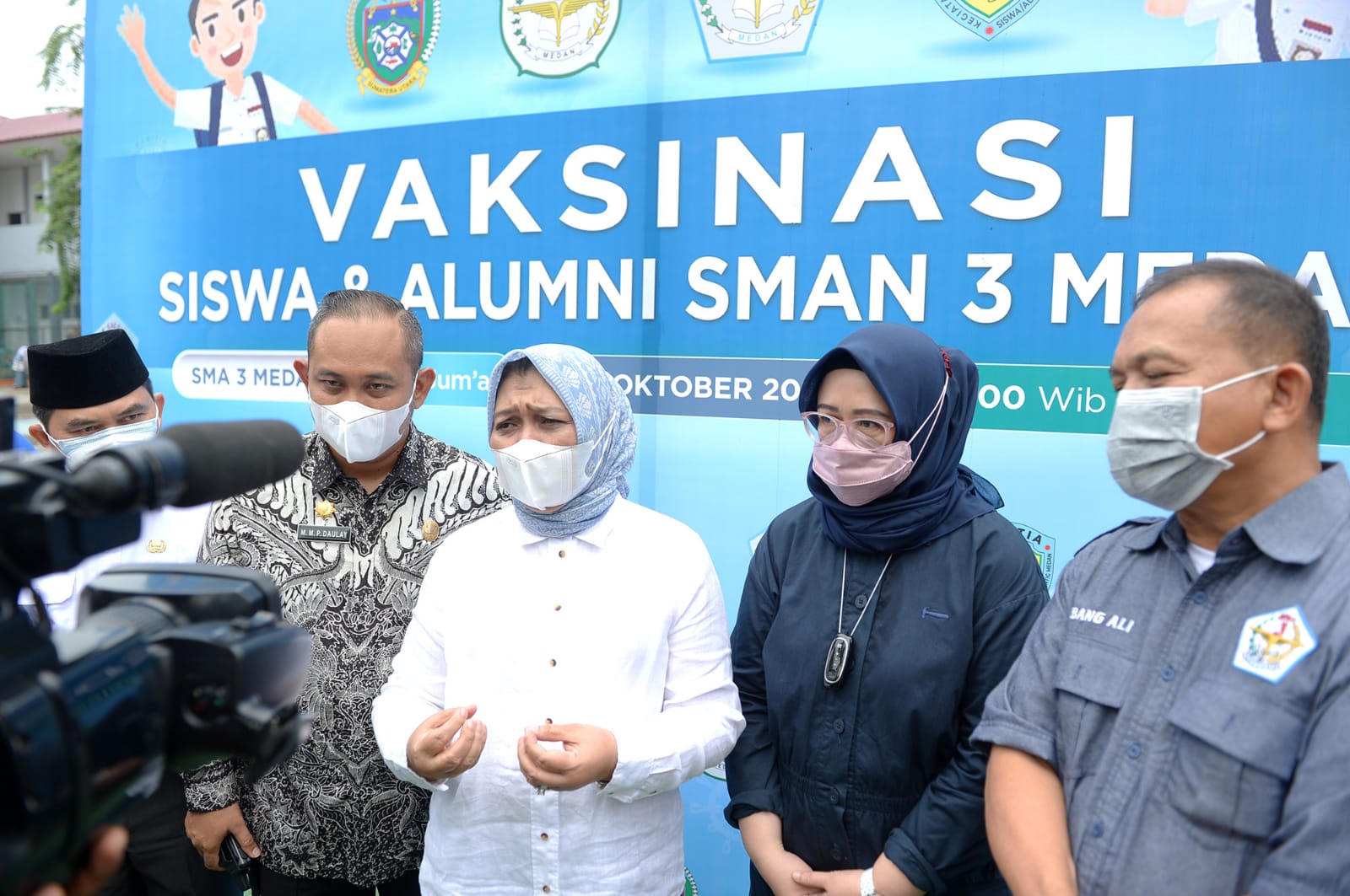 Ketua TP-PKK Sumut Nawal Lubis usai mengunjungi kegiatan vaksinasi pelajar di Sekolah Menengah Atas Negeri (SMAN) 3 Kota Medan, Sekolah Luar Biasa (SLB) Karya Murni Jalan HM Joni dan Panti Asuhan Anugerah Sungai Air Deliserdang, Jumat (1/10).