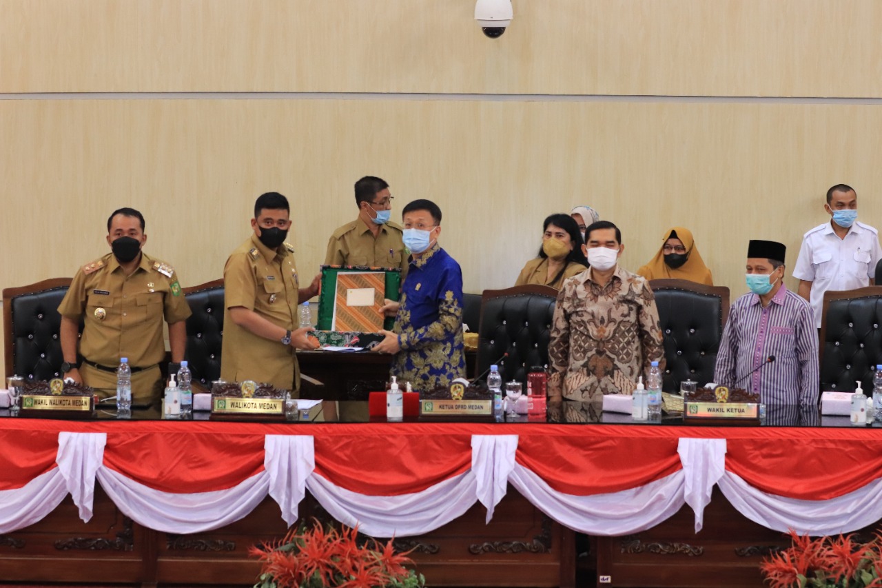 Wali Kota Medan, Bobby Afif Nasution menyerahkan Laporan Hasil Pembahasan P.APBD T.A 2021 kepada Ketua DPRD Kota Medan, Hasyim, SE.