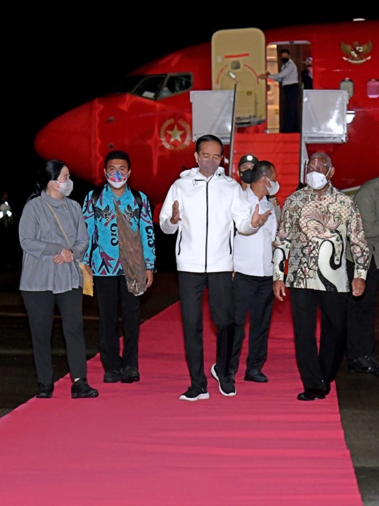 Presiden Joko Widodo tiba di Bandara Internasional Domine Eduard Osok, Kota Sorong, Papua Barat, Minggu (03/10/2021). (Foto: BPMI Setpres/Kris)