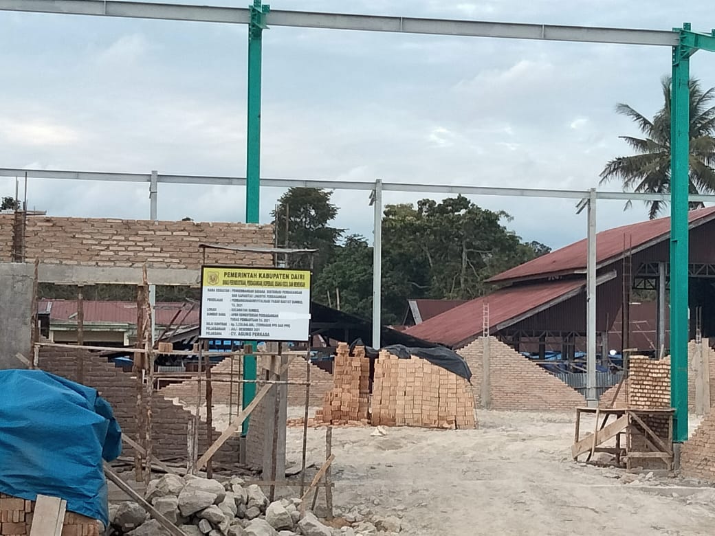 Pembangunan revitalisasi pasar rakyat Sumbul Kabupaten Dairi yang sedang tahap konstruksi tidak memiliki IMB. Gambar dipetik, Senin (11/10/2022). (DETEKSI.co/Parulian Phsp Nainggolan)