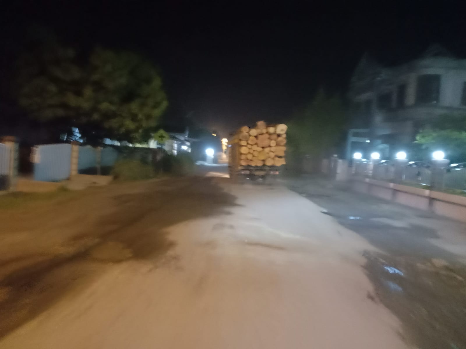 Aktifitas truk di Inti Kota Kisaran, tepat nya Jalan KH. Agus Salim Kab. Asahan.