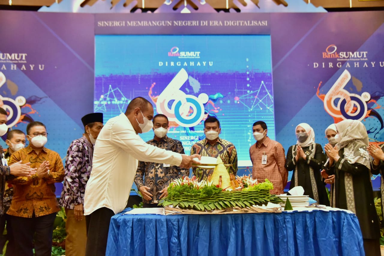 Gubernur Sumatera Utara (Sumut) Edy Rahmayadi menghadiri perayaan Ulang Tahun ke-60  PT Bank Sumut, di Ballroom Lantai 10, Kantor PT. Bank Sumut, Jalan Imam Bonjol Medan, Kamis (4/11/2021).