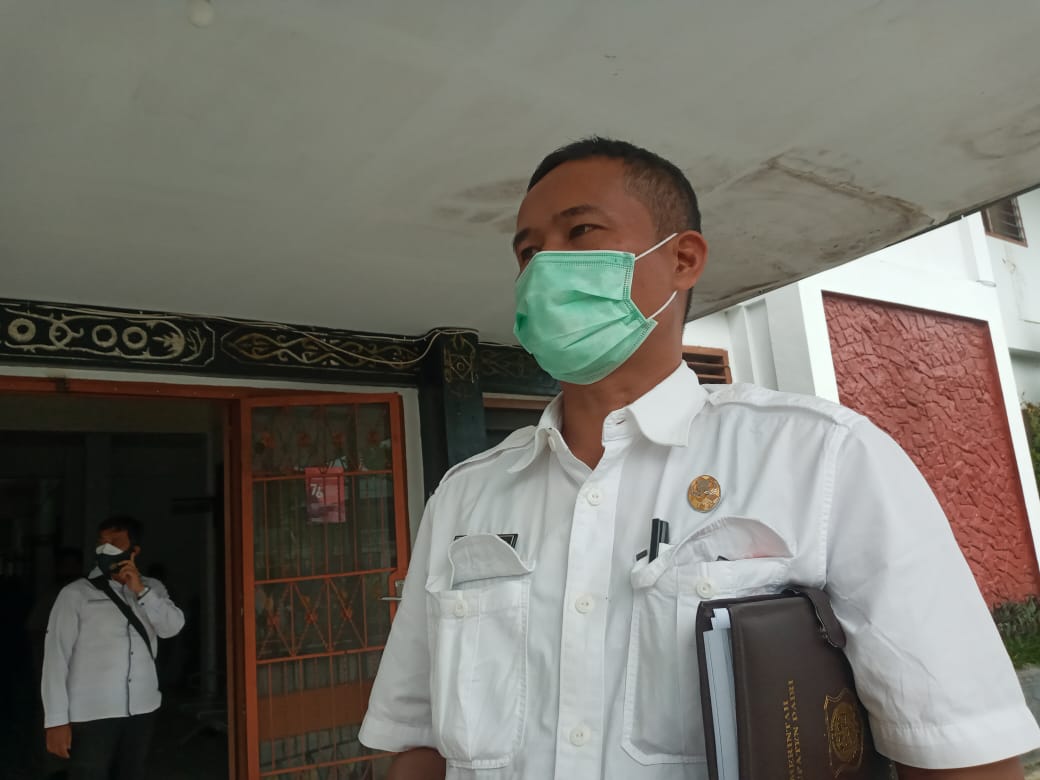 Kabag Hukum Pemkab Dairi, Yon Henry Panjaitan, diwawancarai wartawan di pelataran gedung DPRD Dairi, Rabu (10112021)