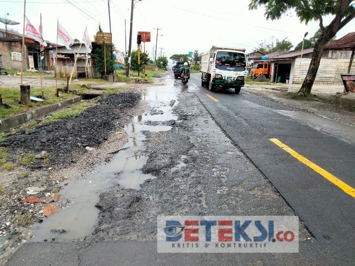 Bekas pembongkaran aspal pada ruas jalan Nasional di sekitar simpang III Sitinjo Kabupaten Dairi belum ditambal ulang dan dibiarkan menjadi kubangan. Di lokasi, tanda atau rambu peringatan sangat minim. Foto dipetik, Senin (8/11/2021) (Parulian Phsp Nainggolan)