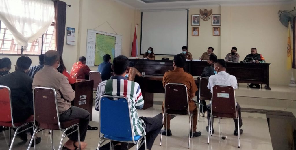 Rapat mediasi dipimpin Kadis Pemdes Pemkab Dairi, mempertemukan BPD, P2KD dan Bacalon Janiriduan Bakara, di aula sekretariat Pemkab Dairi, Selasa (16/11/2021)