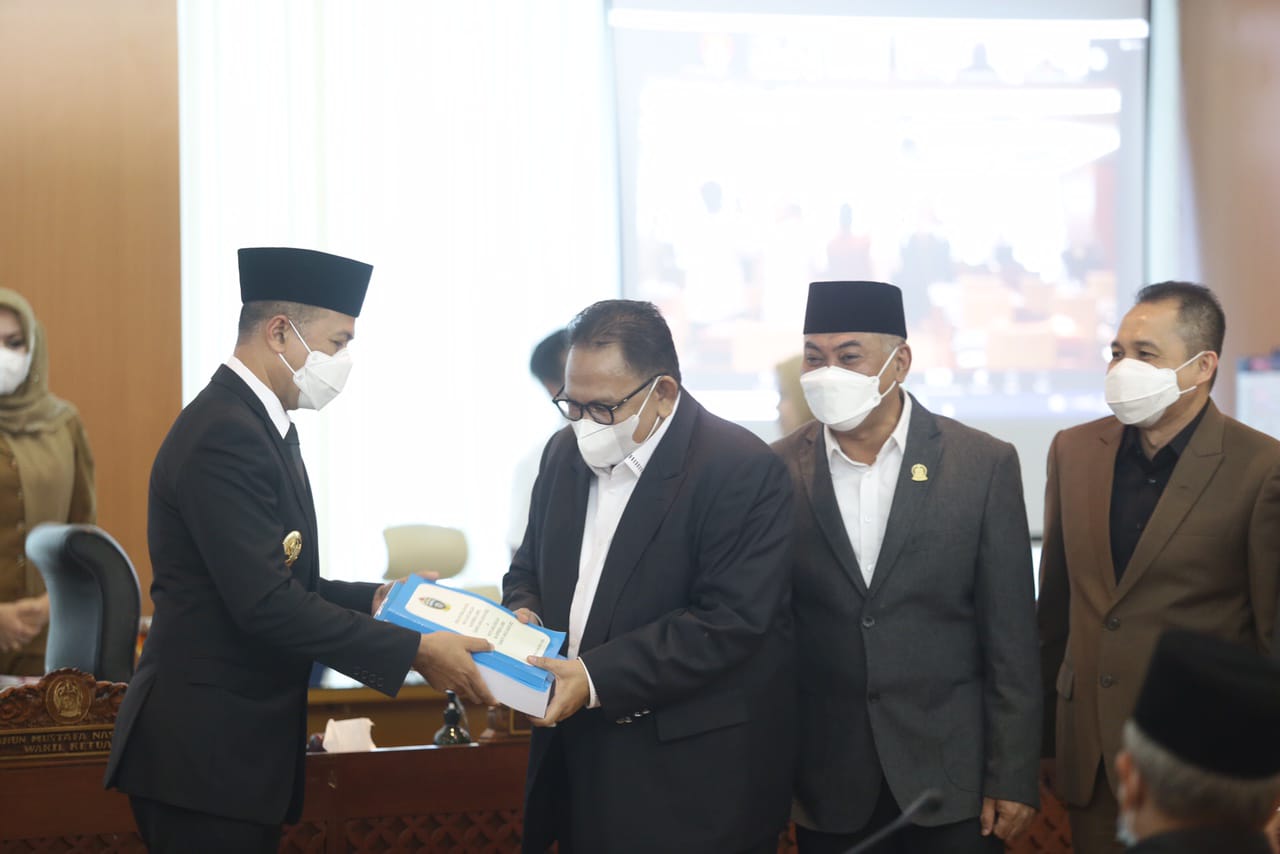 Wakil Gubernur (Wagub) Sumatera Utara (Sumut) Musa Rajekshah menyampaikan Nota Keuangan dan Rancangan Peraturan Daerah (Ranperda) Provinsi Sumut tentang Anggaran Pendapatan dan Belanja Daerah (APBD) Tahun 2022 pada Rapat Paripurna DPRD Sumut di Kantor DPRD Sumut, Senin (15/11).