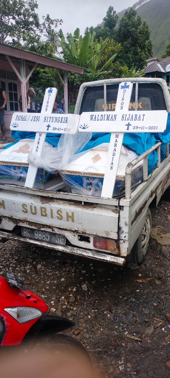 Peti mati dan salib yang dikirim ke Desa Paropo Kecamatan Silahisabungan Kabupaten Dairi usai pilkades. Nama yang tertera dalam salib dalam kondisi sehat, Senin (29/11/2021). (istimewa)