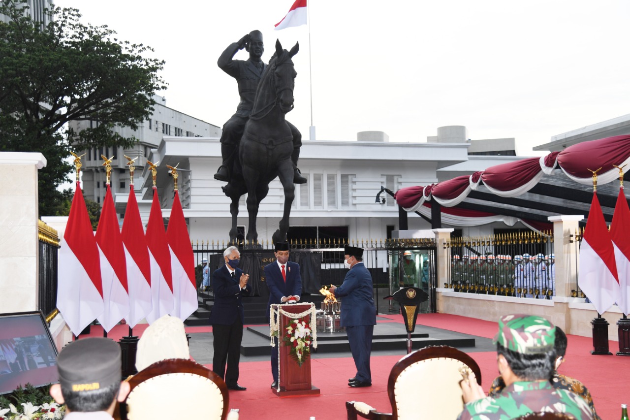 Presiden Jokowi meresmikan Tugu Api Semangat Indonesia Merdeka Tidak Pernah Padam, di Lapangan Bela Negara, Kemenhan, Jakarta, Selasa (09/11/2021) (Foto: BPMI Setpres/Lukas)