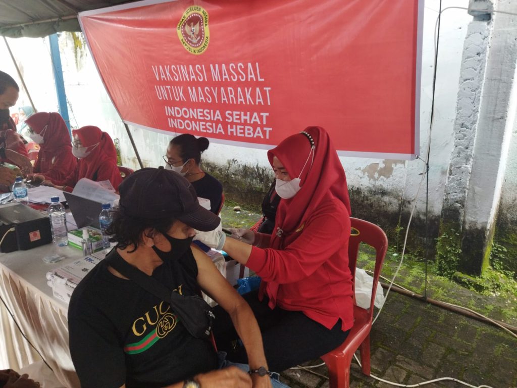 Tim Medical Intelligence BIN mendampingi tenaga vaksinator melakukan penyuntikan vaksin kepada peserta vaksin, Minggu (19/12).