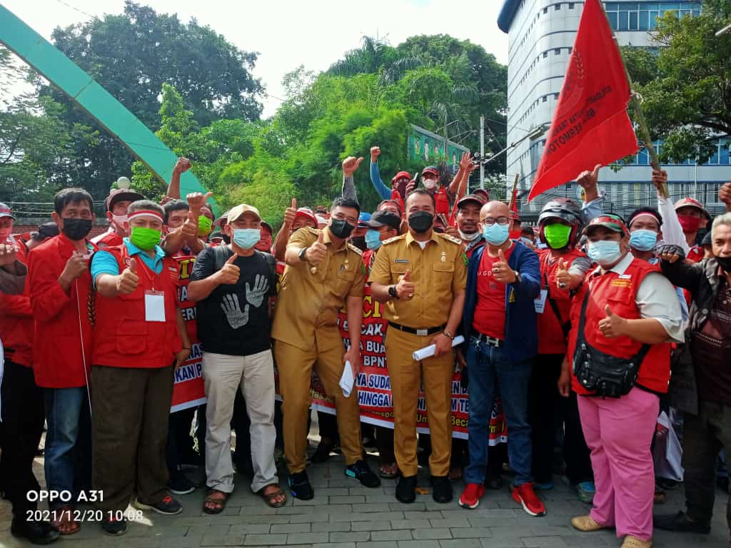 Wali Kota Medan Muhammad Bobby Afif Nasution, SE., MM dan Wakil Wali Kota berdiri Ditengah massa aksi SATU BETOR