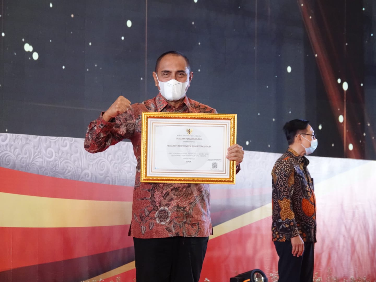 Provinsi Sumatera Utara (Sumut) mendapat Anugerah Meritokrasi kategori baik dari Komisi Aparatur Sipil Negara (KASN) terkait penerapan sistem Merit bagi Aparatur Sipil Negara (ASN). Piagam penghargaan diterima langsung Gubernur Sumut Edy Rahmayadi di Hotel Westin Surabaya, Selasa (7/12).