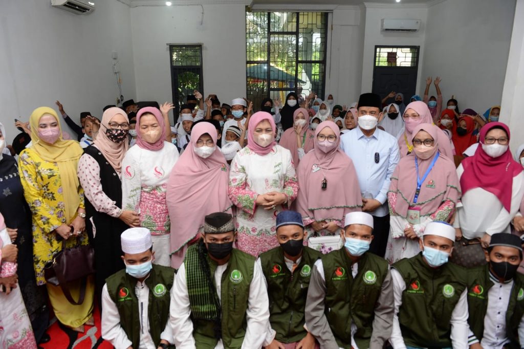 Ketua TP PKK Provinsi Sumatera Utara (Sumut) Nawal Lubis menghadiri Milad ke-2 Forum Silaturahmi Ummi Muslimah Indonesia (FAHMI UMMI) di Sekretariat FAHMI UMMI Jalan Danau Toba Nomor 1F Medan. Rabu (29/12). Sekaligus menyerahkan bantuan dan perlengkapan sekolah secara simbolis kepada anak yatim.