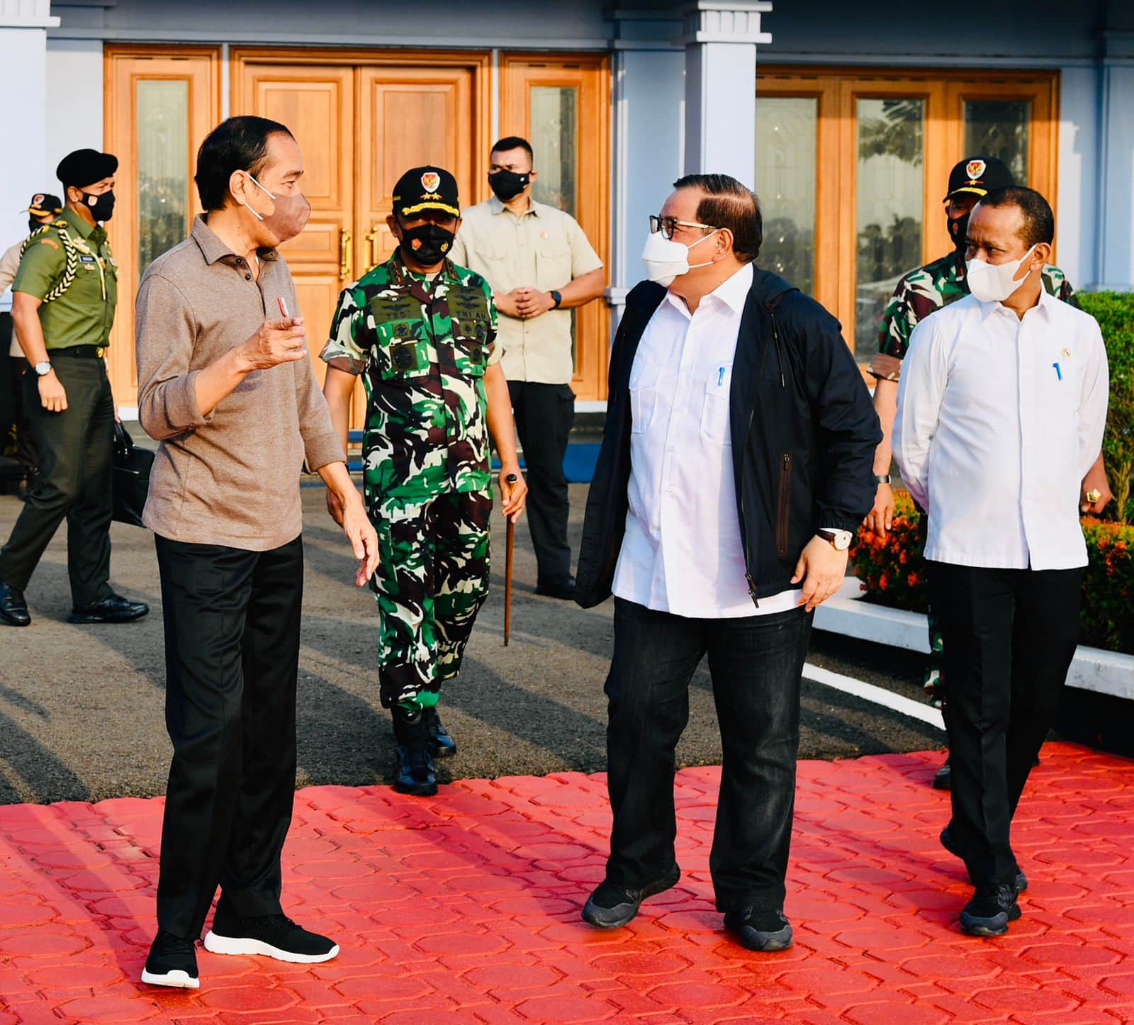 Presiden Jokowi didampingi Seskab Pramono Anung dan Menteri Investasi Bahlil Lahadalia bertolak menuju ke Bali guna melakukan kunjungan kerja, Senin (27/12/2021). (Foto: BPMI Setpres/Laily Rachev)