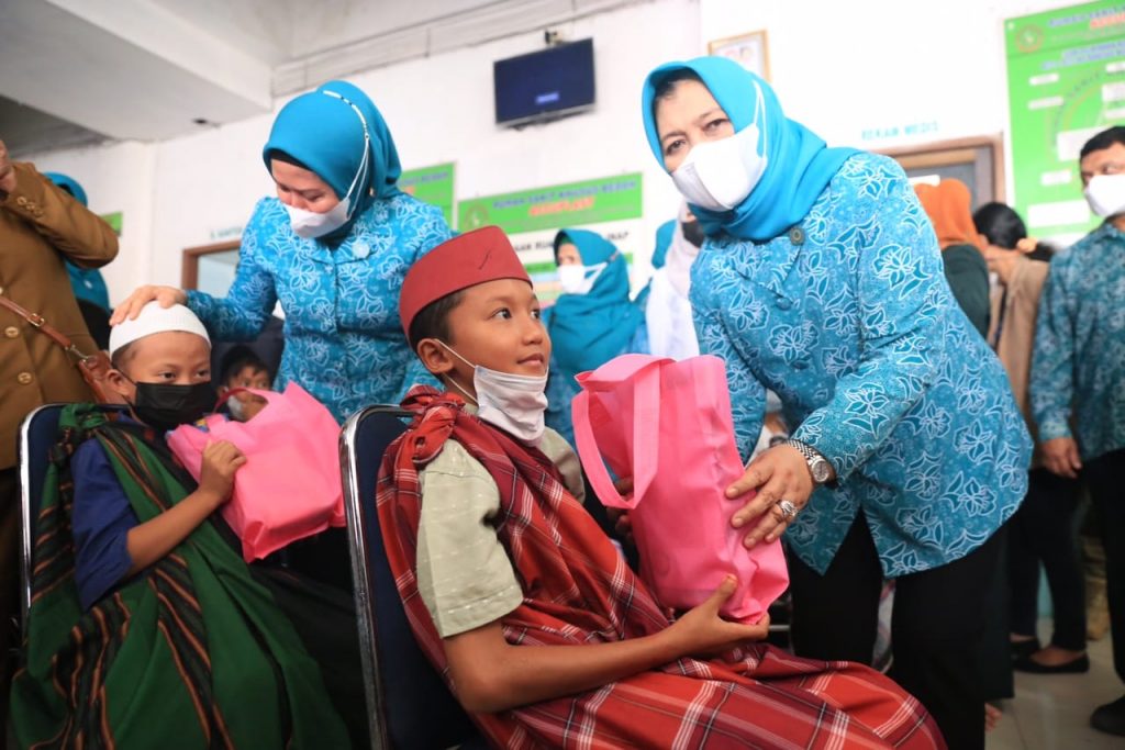 Ketua Tim Penggerak Pemberdayaan Kesejahteraan Keluarga (TP PKK) Provinsi Sumatera Utara (Sumut) Nawal Lubis didampingi Wakil Ketua I TP PKK Sumut Sri Ayu Mihari meninjau vaksinasi massal lansia dan sunat massal di Rumah Sakit Khusus Bedah Accuplast, Jalan Sei Bahbolon, Medan, Rabu (22/12/2021).