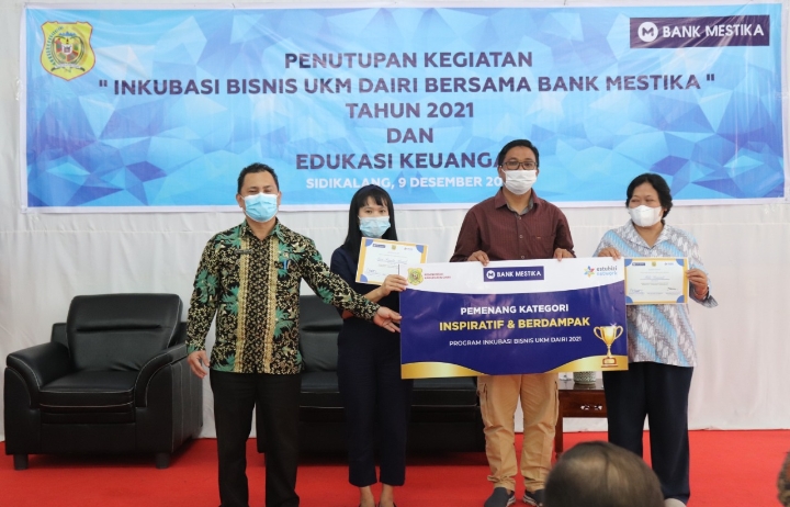 Asisten Perekonomian dan Pembangunan, Charles Bancin mewakili Bupati Dairi pada penutupan program inkubasi bisnis UMKM  kerjasama dengan PT. Bank Mestika Dharma, Tbk dan Estubizi Network, Kamis (9/12/2021). (istimewa)