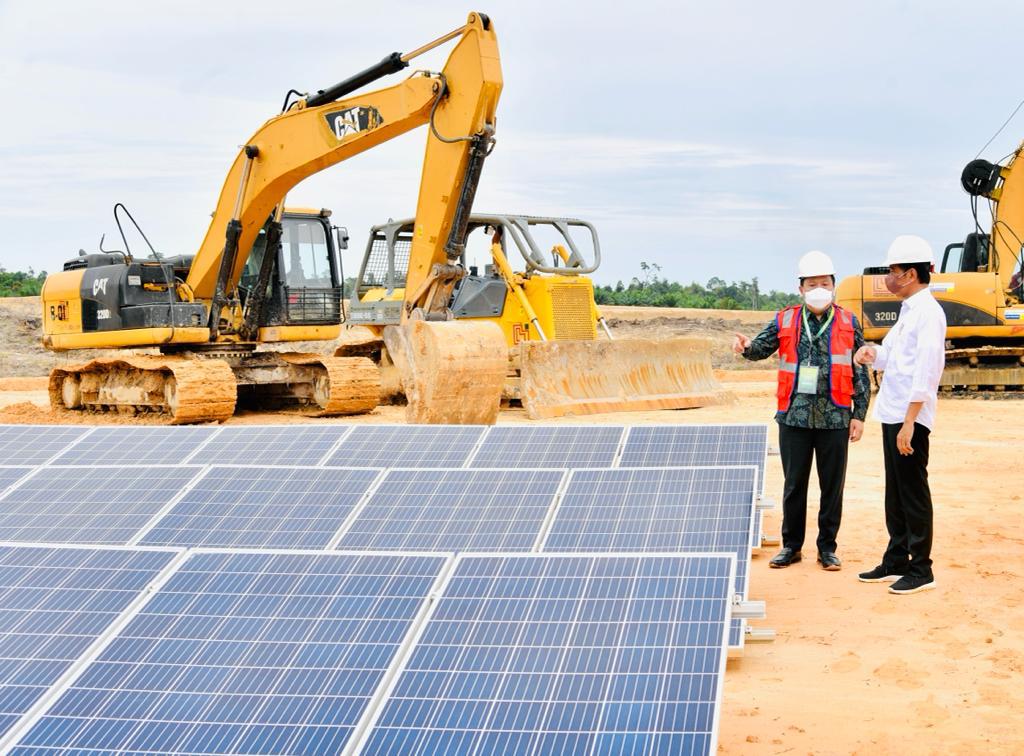 Presiden Jokowi melakukan groundbreaking pembangunan Kawasan Industri Hijau Indonesia, di Bulungan, Kaltara, Selasa (21/12/2021). (Foto: BPMI Setpres/Laily Rachev)