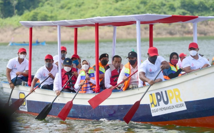 Presiden Jokowi didampingi Ibu Negara pada saat Peresmian Bendungan Bintang Bano, di Sumbawa Barat, NTB, Jumat (14/01/2022). (Foto: BPMI Setpres/Rusman)