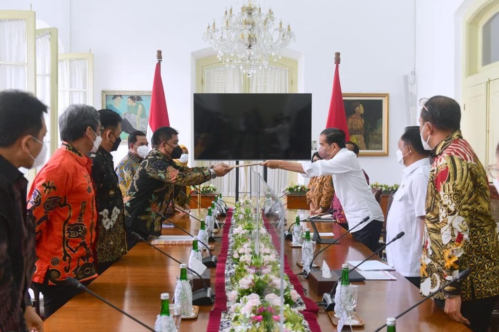 Presiden Jokowi menerima tim seleksi calon anggota KPU dan calon anggota Bawaslu masa jabatan 2022-2027, Kamis (06/01/2022), di Istana Kepresidenan Bogor. (Foto: BPMI Setpres/Muchlis Jr)