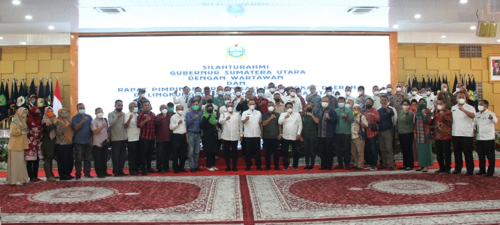 Gubernur Sumatera Utara (Sumut) Edy Rahmayadi menggelar pertemuan dengan para wartawan bersama seluruh pimpinan organisasi perangkat daerah (OPD) Pemerintah Provinsi (Pemprov) di Aula Tengku Rizal Nurdin, Rumah Dinas Gubernur, Jalan Jenderal Sudirman Nomor 41 Medan, Jumat (28/1).