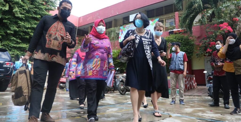 BNPB dan Utusan Khusus PBB untuk Pengurangan Risiko Bencana melakukan peninjauan ke sekolah aman bencana di SD Negeri 13 Klender, Jakarta Timur, Kamis (03/02/2022). (Foto: Dokumentasi Setkab)