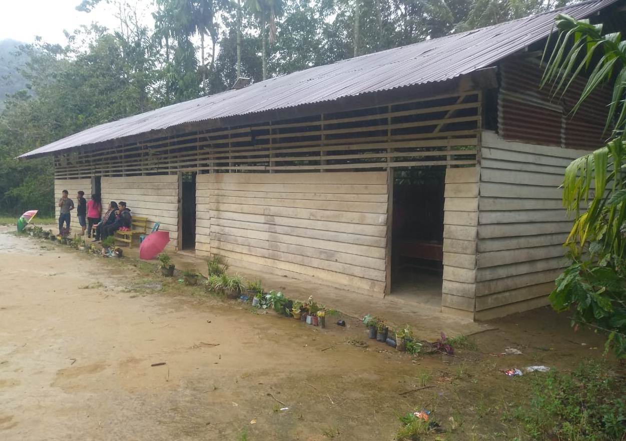 Gedung SDN 037999 Juma Batu, Tanah Pinem Kabupaten Dairi yang termakan usia, dan belum pernah mendapat sentuhan rehab sejak berdiri di tahun 1970-an (Istimewa)