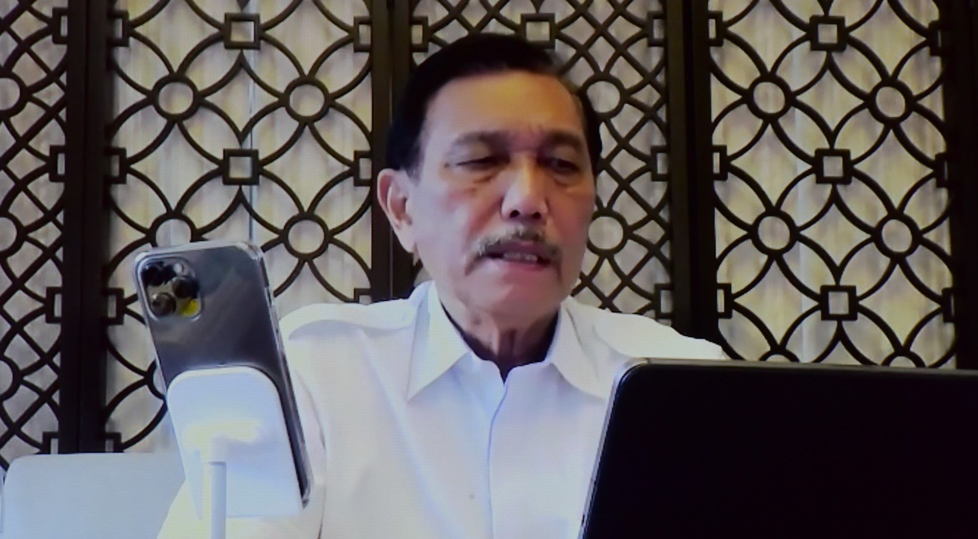 Menko Marves Luhut B. Pandjaitan memberikan keterangan pers usai Ratas Evaluasi PPKM melalui konferensi video, Minggu (27/02/2022). (Foto: Humas Setkab/Jay)